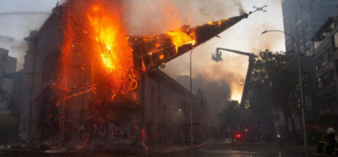 Запалени две цркви за време на протестите во Чиле