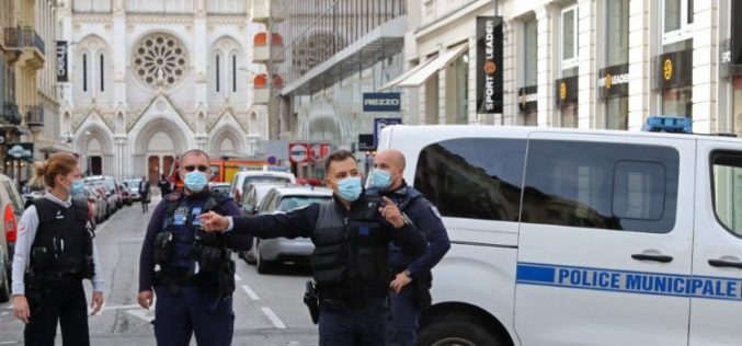 Папата моли за жртвите на терористичкиот напад во Ница