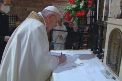Папата ја потпиша неговата трета енциклика „Сите сме браќа“ (Fratelli tutti)