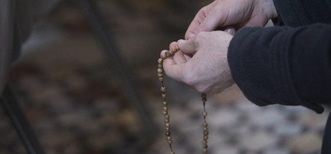 Папата ги повика верниците да молат Света Бројаница