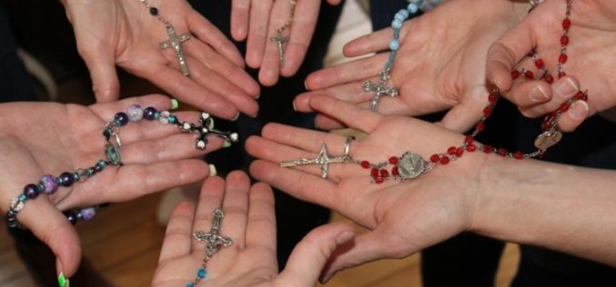Пет милости кои ги добива семејството кое заедно моли Света Бројаница
