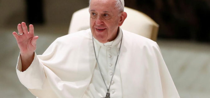 Папата Фрањо: Како добри граѓани држете растојание и носете маски