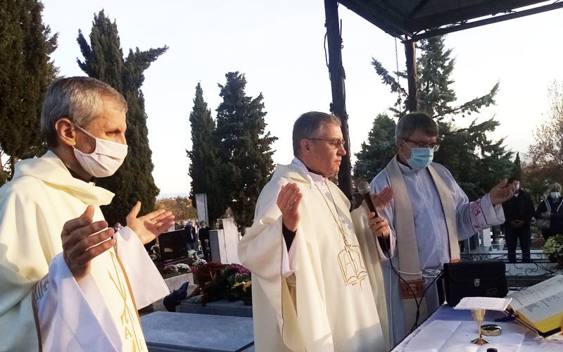 На гробиштата Бутел бискупот Стојанов служеше света Литургија за покојните