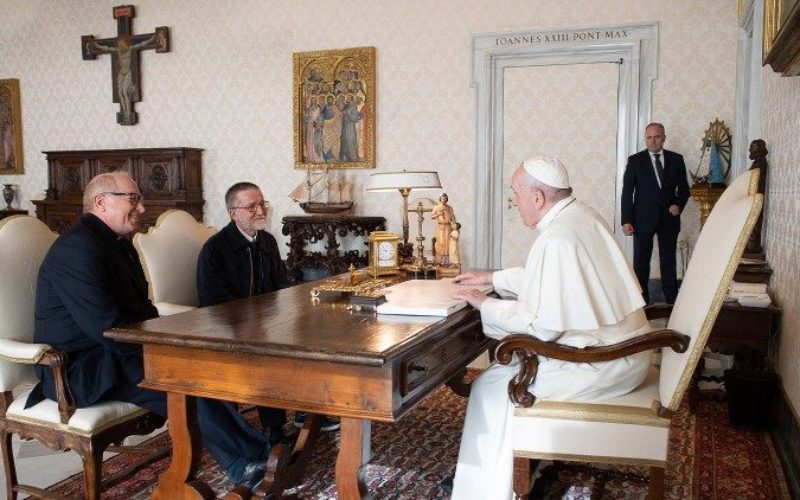 Папата го прими во аудиенција ослободениот мисионер о. Макали