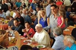 Папата Фрањо на бездомниците им нуди бесплатно тестирање од коронавирусот