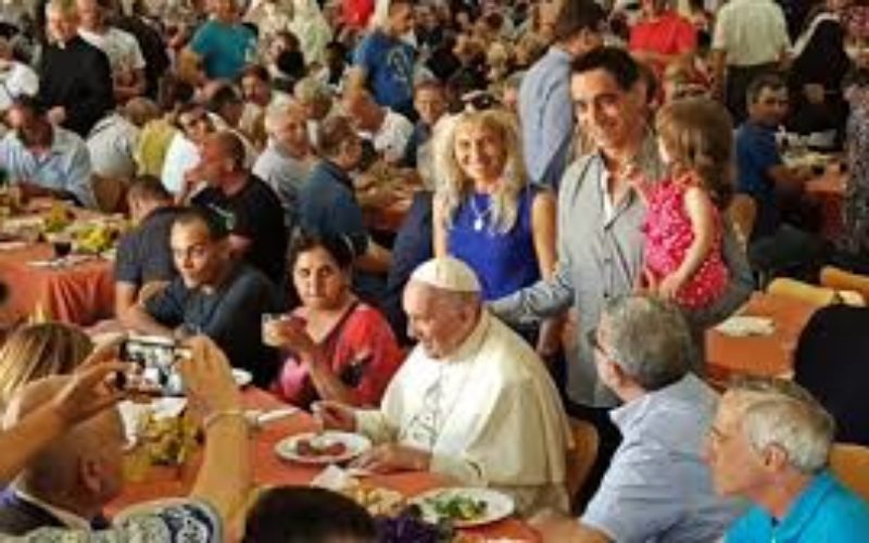 Папата Фрањо на бездомниците им нуди бесплатно тестирање од коронавирусот