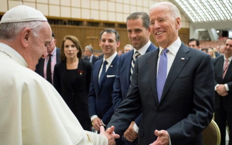 Папата Фрањо разговараше телефонски со Џо Бајден