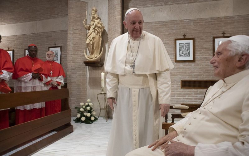 Папата Фрањо со новите кардинали го посети почесниот папата Бенедикт XVI