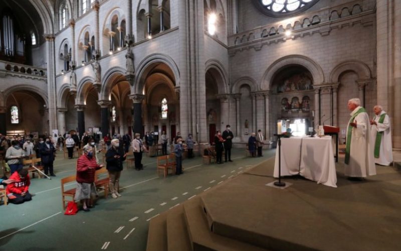 Француски суд побара владата да ја преиспита одлуката за ограничување во црквите
