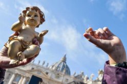 Папата ги благослови статуите со Малиот Исус
