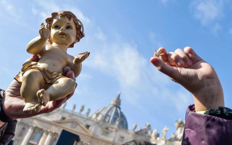 Папата ги благослови статуите со Малиот Исус
