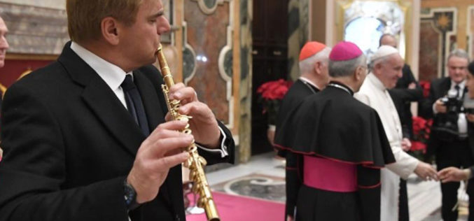 Папата ги прими учесниците на Божиќниот концерт во Ватикан