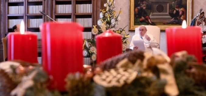 Папата Фрањо: Да го прославиме Божиќ без конзумеризам