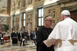 Папата до студентите по теологија: Кога Бог ќе се исклучи од општеството човекот се губи