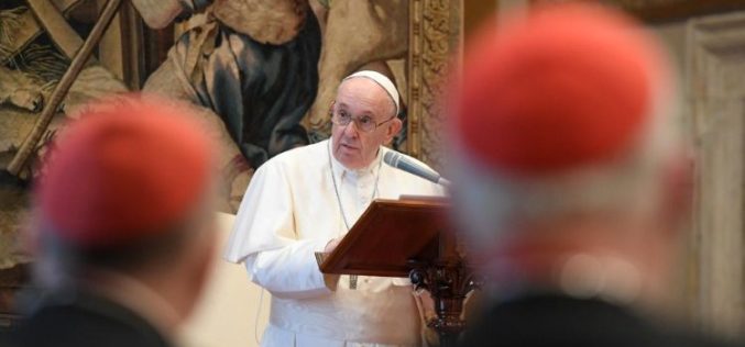 Папата до членовите на Римската курија: Сите сме бескорисни слуги