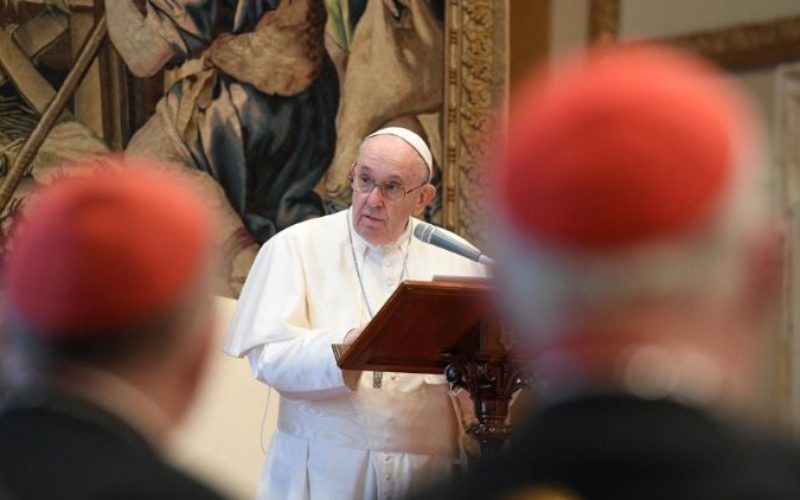 Папата до членовите на Римската курија: Сите сме бескорисни слуги