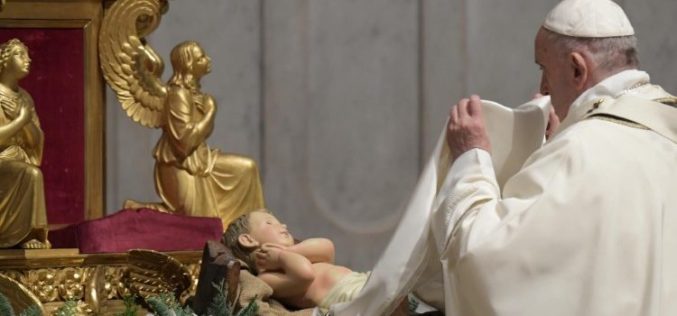 Папата Фрањо на Бадник: Од вечерва сите се мои браќа