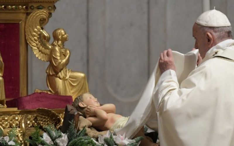Папата Фрањо на Бадник: Од вечерва сите се мои браќа