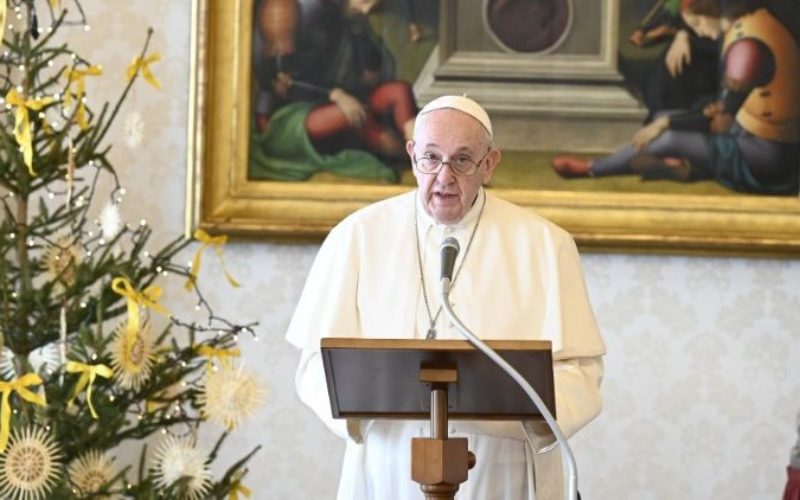 Папата најави година поветена на семејството и Апостолскиот поттик Amoris Laetitia
