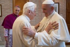 Папата Фрањо и почесниот папа Бенедикт XVI се вакцинираа против коронавирусот