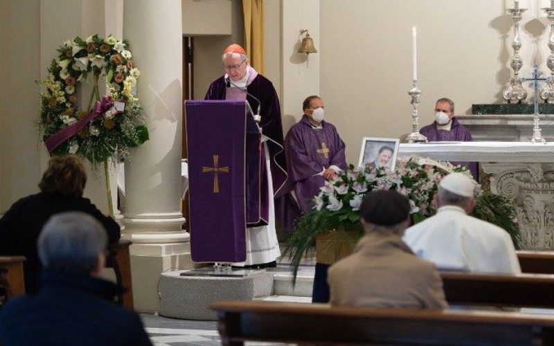 Папата присуствува на погребот на неговиот неодамна починат личен лекар