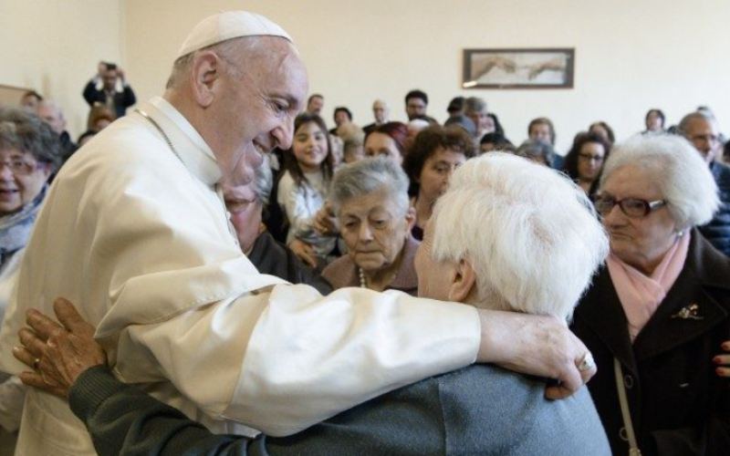 Папата го воспостави Светскиот ден на баби, дедовци и стари лица