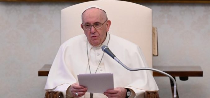 Папата ги повика верниците на конструктивно залагање во сопствената општествена средина