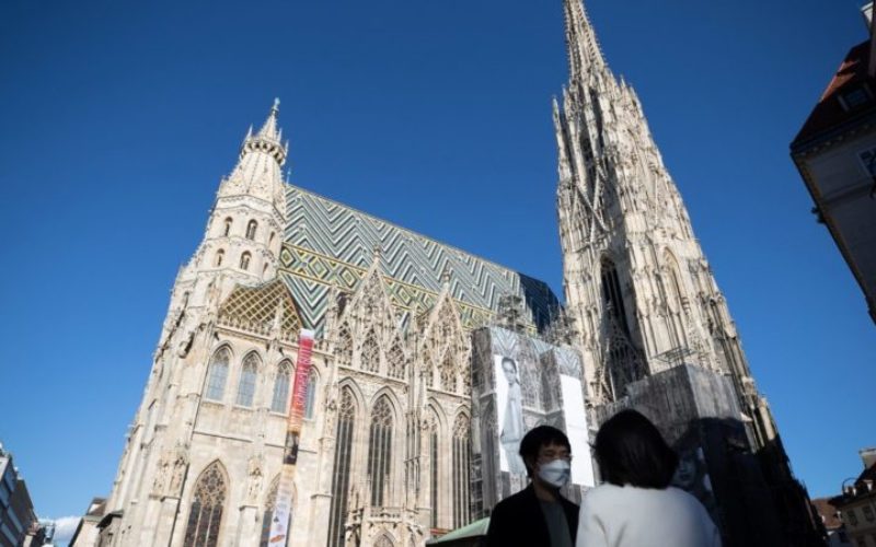 Црквата во Австрија во великиот пост им нуди на верниците „СМС на Папата“