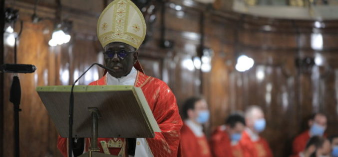 Папата Фрањо го прифати повлекувањето на кардинал Роберт Сара