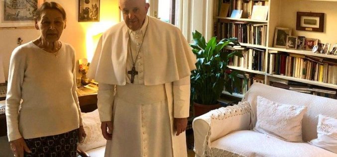 Папата ненадејно ја посети Едит Брук