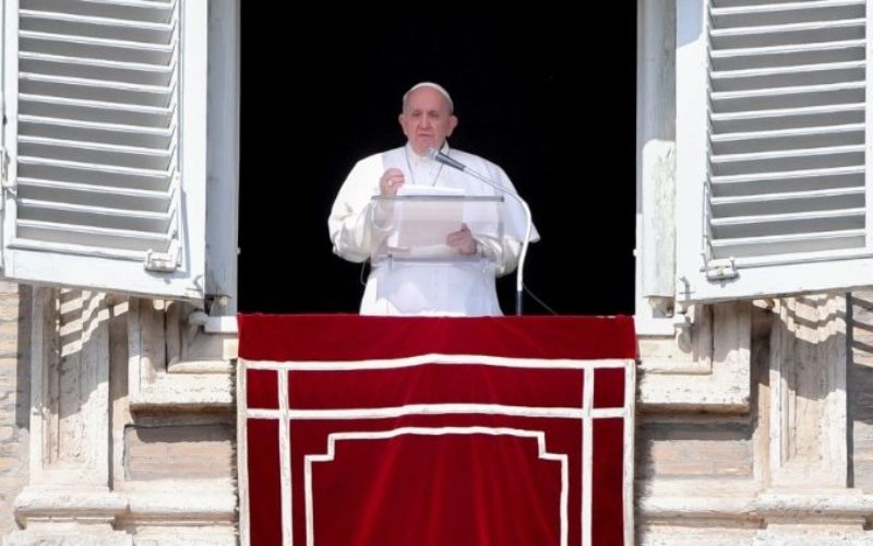 Папата препорача пост од озборувања и клеветење