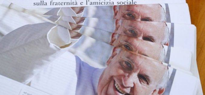 Папата ги поздрави учесниците на презентацијата „Fratelli tutti“, преведена од муслимани