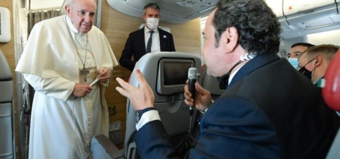 Прес конференција во авионот: Папата ќе патува во Унгарија, а сака да го посети и Либан