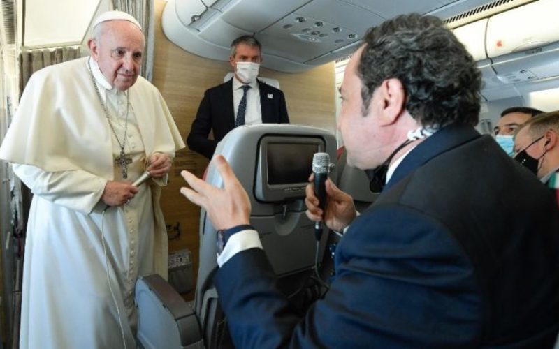 Прес конференција во авионот: Папата ќе патува во Унгарија, а сака да го посети и Либан