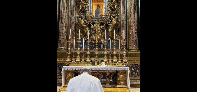 Папата Фрањо се заблагодари на Дева Марија при враќањето од Ирак