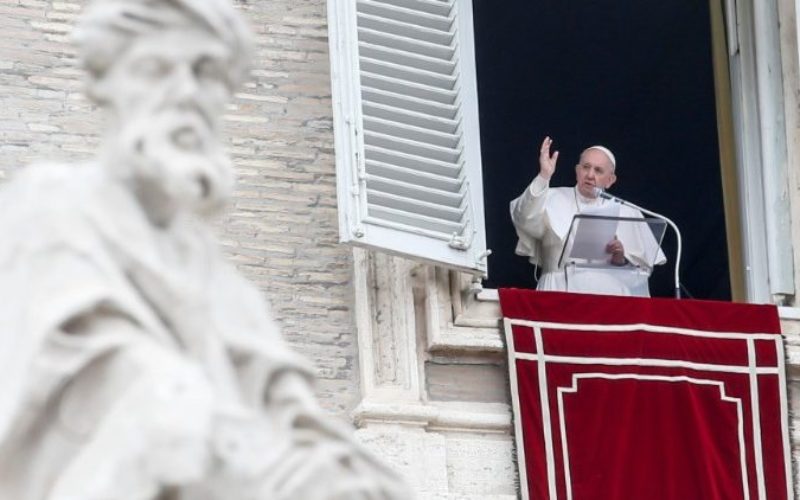 Папата Фрањо: Семејството нека биде во центарот на Црквата и општеството