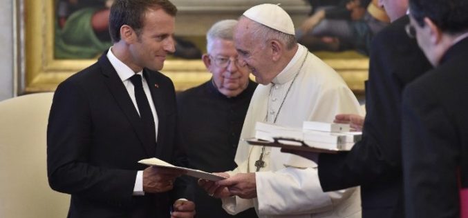 Папата Фрањо разговарал телефонски со францускиот претседател Макрон