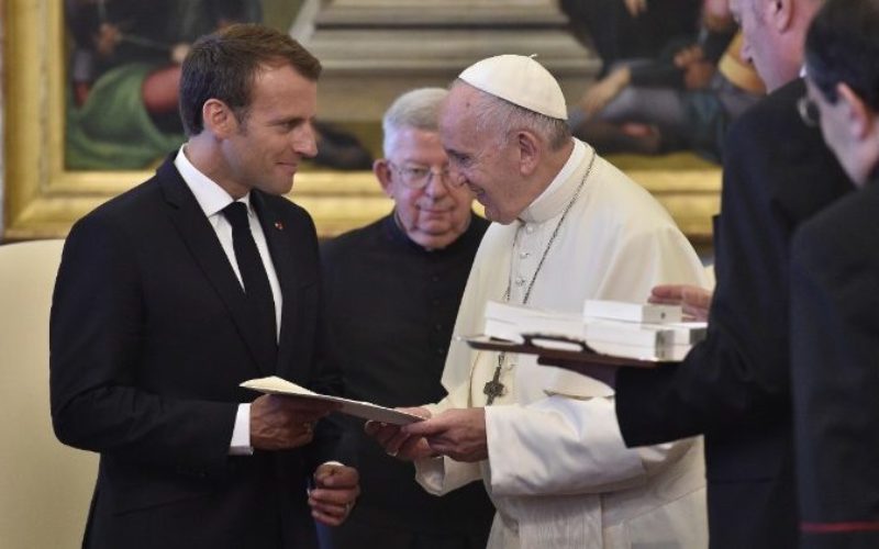 Папата Фрањо разговарал телефонски со францускиот претседател Макрон