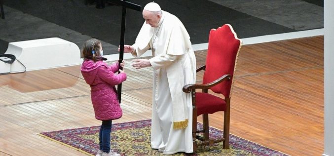 Крстен пат во Ватикан: Детски поглед на страдањата на светот