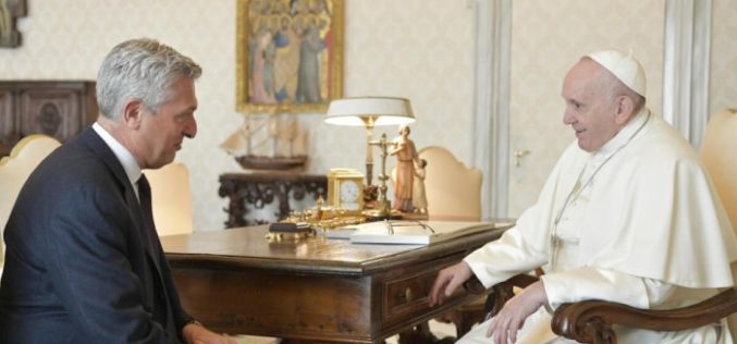 Папата Фрањо се сретна со комесарот за бегалци на ООН Гранди