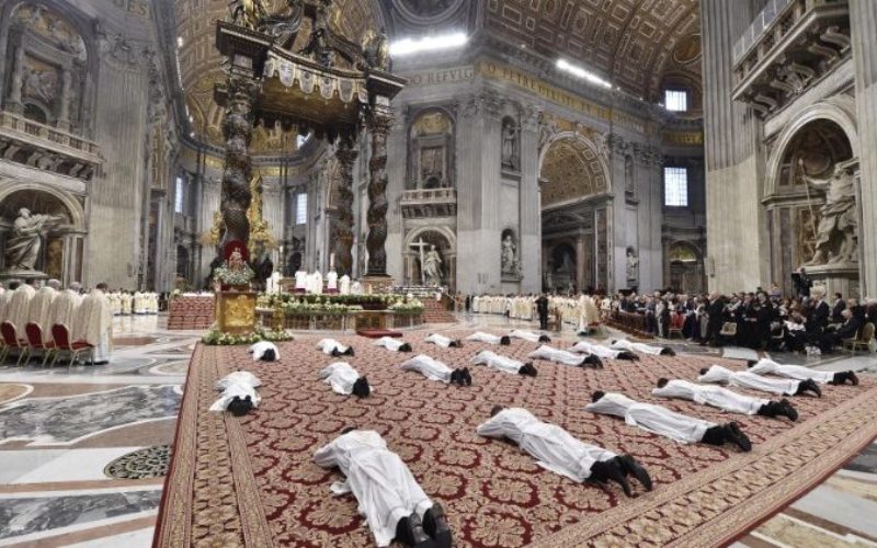 Папата Фрањо ќе ракоположи девет свештеници за Римската бискупија
