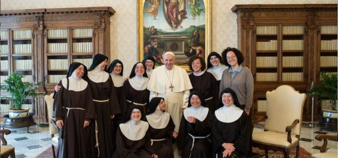 Папа се сретна со сестрите Клариси