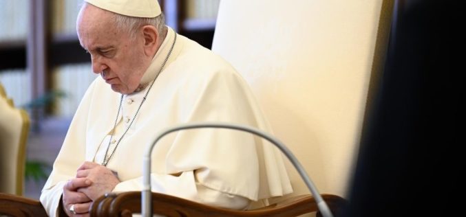 Папата повика на молитва Света Бројаница во месец мај