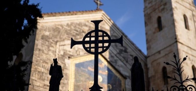 Папата ја повика целата Црква да моли за мир во Светата Земја