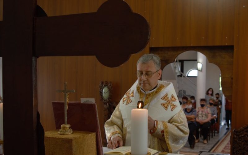 Бискупот Стојанов служеше света Литургија во Петралинци