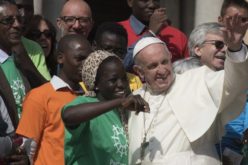 Папата ги покани бездомниците и мигрантите на филмска вечер