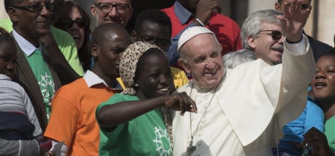 Папата ги покани бездомниците и мигрантите на филмска вечер
