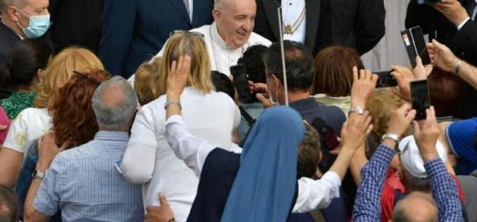 Папата Фрањо: Исус постојано се моли за секој од нас