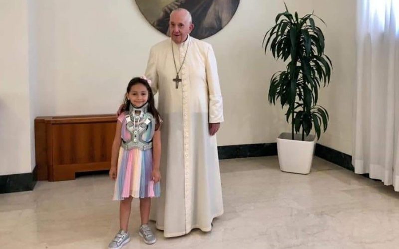 Папата прими шестгодишно девојче – жртва на мафијата