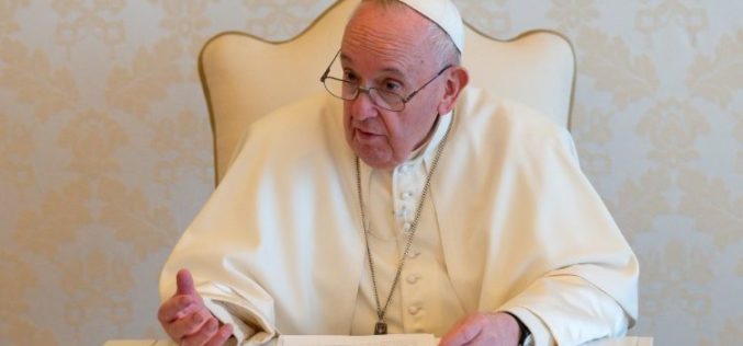 Папата: Потребни се одлуки со кои оружјето ќе се претвори во храна